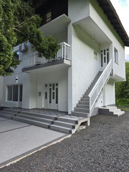 Na foto é possível ver o objeto Riverstone Retreat Villa localizado na cidade de Bravnice.
