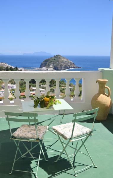 Na foto é possível ver o objeto Villa Eleonora, un angolo di Paradiso ad Ischia localizado na cidade de Ischia.