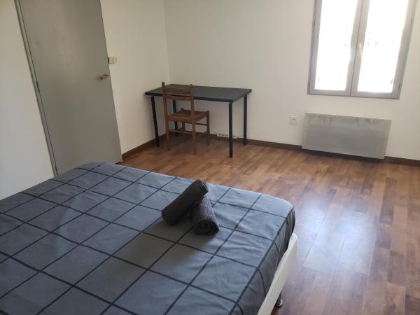 A la foto es mostra l'objecte Chambres individuelles pour courtes et moyennes durées situat a la ciutat de Razengues.