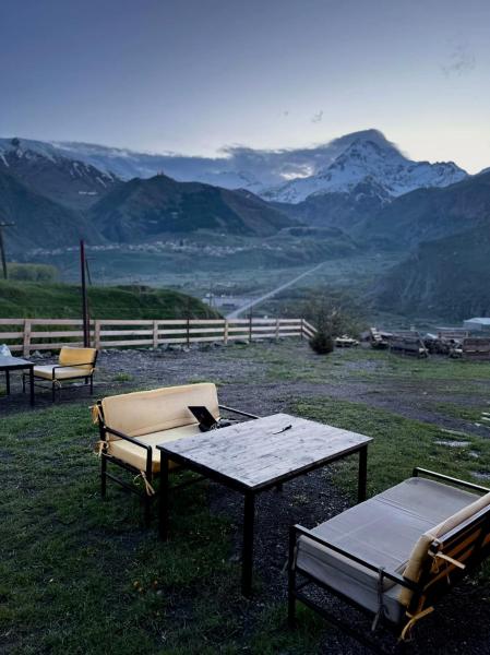 A la foto es mostra l'objecte Kuro Kazbegi • ყურო ყაზბეგი situat a la ciutat de Kazbegi.
