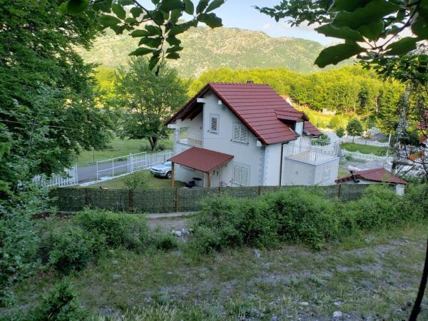 Nella foto è visibile l'oggetto Vila 86 situato nella città di Hani Hotit.
