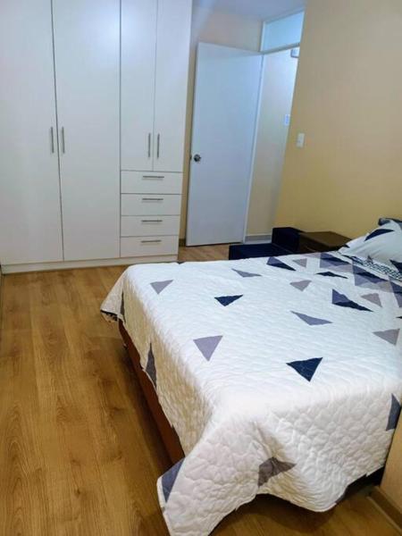 A la foto es mostra l'objecte Departamento cómodo y cálido situat a la ciutat de Lima.