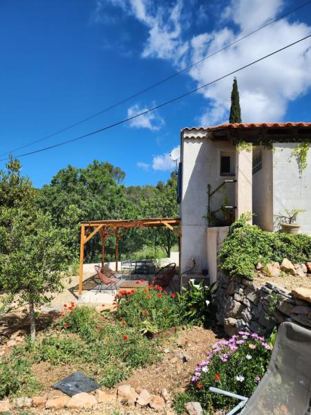 A la foto es mostra l'objecte La petite maison, mer et colline situat a la ciutat de Carqueiranne.