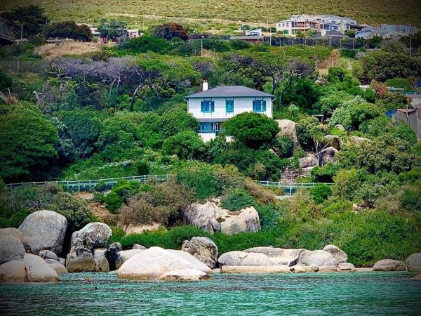 Op de foto is het object Stunning Boulders Beach house - Simonstown, Cape te zien, gelegen in de stad Murdoch Valley.