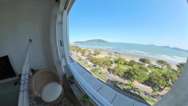 A la foto es mostra l'objecte Book Santos - Enorme em frente a praia do Embaré situat a la ciutat de Santos.