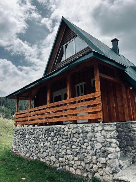 Auf dem Foto ist das Objekt Nomad Lodge Zminica in der Stadt Zminica zu sehen.