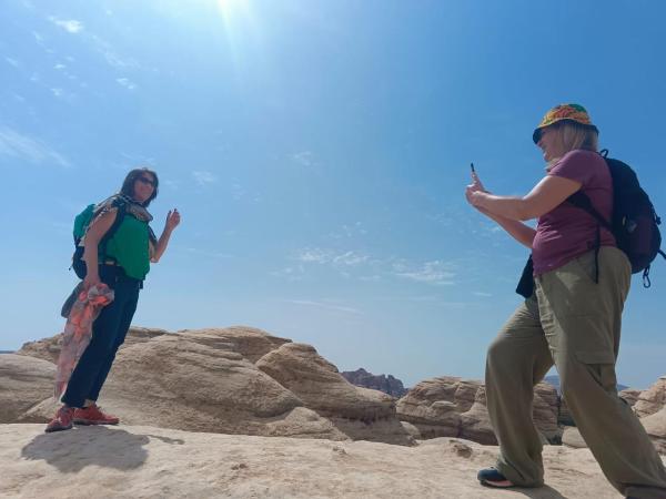 The photo shows the Bedouin outdoors Camp wild located in the city of Al Jāyah.