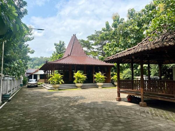 写真にはPiyungan市にあるJoglo Satrio Pinayungan Villaが写っています。
