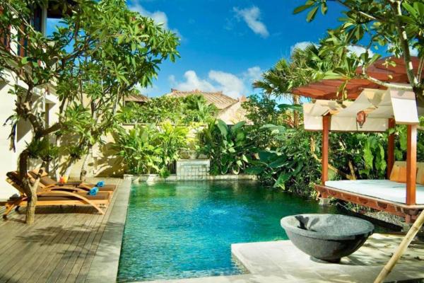 照片显示了位于Jimbaran市的Azarina 3 BR Private Pool Villa JU15物件。