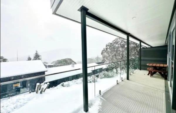 The photo shows the Ski-in/Ski-out Falls Creek located in the city of Falls Creek.