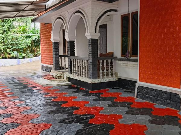 Na zdjęciu widoczny jest obiekt Suryas Home Stay położony w mieście Devikolam.