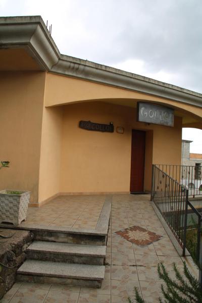 A la foto es mostra l'objecte Casa Golloi situat a la ciutat de Dorgali.