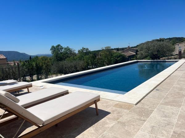 The photo shows the Villa avec piscine et vue panoramique du Luberon located in the city of Cabrières-dʼAvignon.