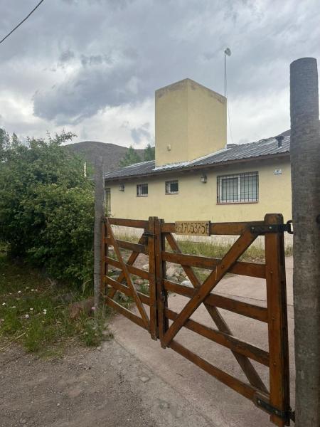 A la foto es mostra l'objecte Casa de Montaña La Jarillera situat a la ciutat de Potrerillos.