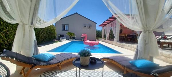 A la foto es mostra l'objecte Villa Matenda with pool situat a la ciutat de Mravince.