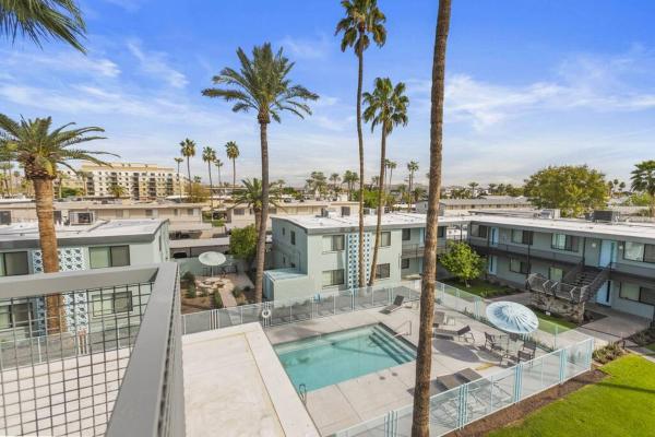 Billede 2: Walkable OTS, Heated Poolside Mid Century Condo