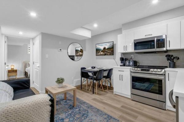 A la foto es mostra l'objecte ModernSuite*NearAirport*2Queens*2Bedroom*FullKitchen situat a la ciutat de Edmonton.