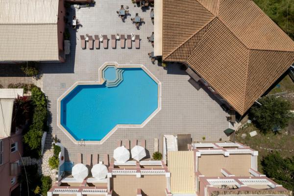 Na foto é possível ver o objeto Paradiso Hotel Corfu Sea View Apartments with Pool in Ipsos localizado na cidade de Ýpsos.