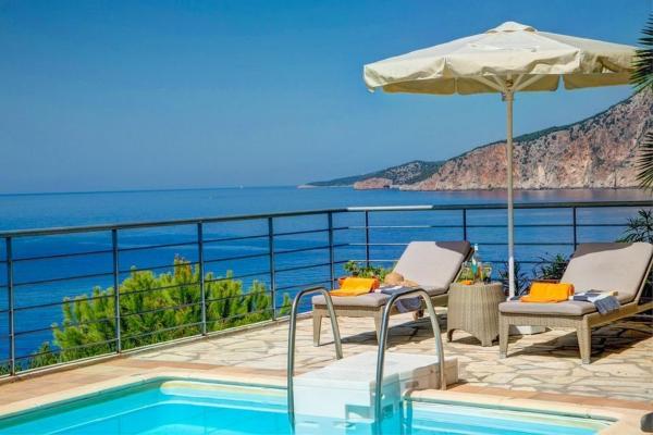 写真にはアソス市にあるSeafront Kefalonia Villa Villa Kazaana 3 Bedrooms Spectacular Sea Viewsが写っています。