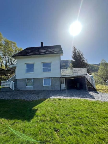 Na zdjęciu widoczny jest obiekt Feriehus og naust i idylliske omstendigheter położony w mieście Røyra.