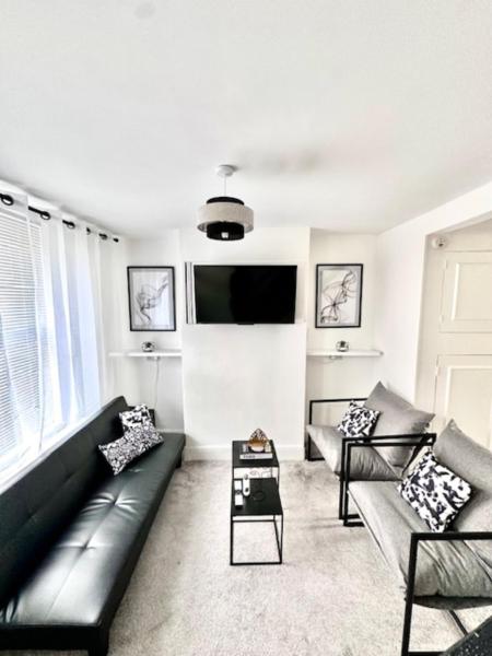 Na fotografii je vidět objekt Gillingham 4 bed Guest House nacházející se ve městě Gillingham.