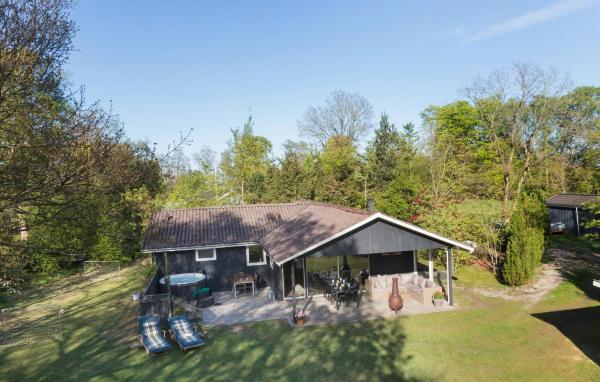 Na zdjęciu widoczny jest obiekt Nice Home In Ørsted With Wifi położony w mieście Ørsted.