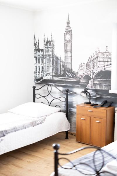Na zdjęciu widoczny jest obiekt Leo Hostel położony w mieście Plewiska.