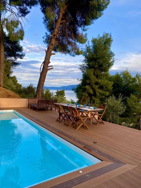 A la foto es mostra l'objecte Askalosia villa situat a la ciutat de Likhás.