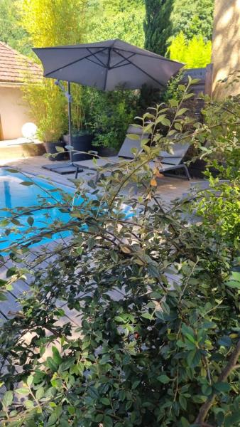 På billedet ses objektet L' Intimiste : avec Piscine privée et Jacuzzi privé beliggende i byen Fontaines-sur-Saône.