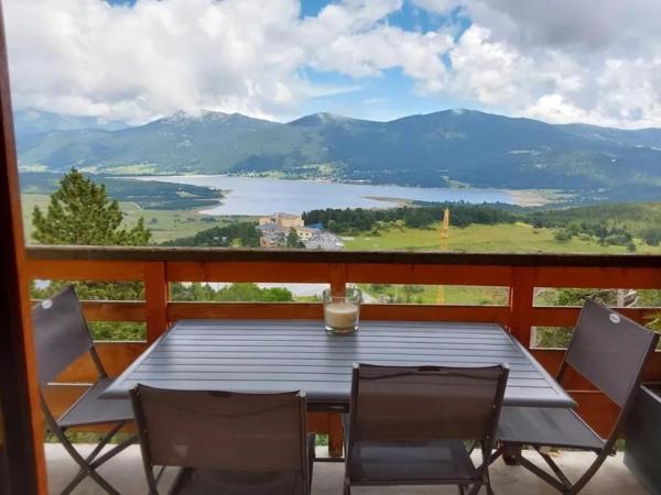Na fotografii je vidět objekt Cosy Wood - Appt vue lac et montagne nacházející se ve městě Les Angles.