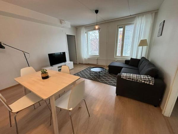A la foto es mostra l'objecte Kotimaailma - Tilava kolmio Tikkurilassa situat a la ciutat de Vantaa.