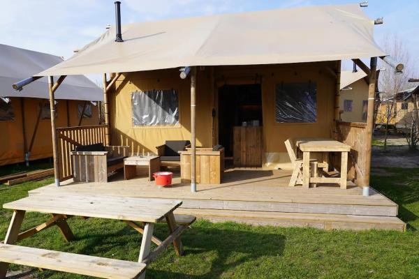 照片显示了位于Asten-Heusden市的Luxe Glamping Met eigen badkamer voor 5 Personen Bashful物件。