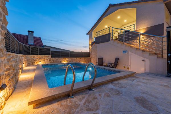 Na zdjęciu widoczny jest obiekt Villa Izvor ZadarVillas położony w mieście Bribir.