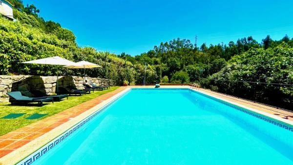 写真にはMeinedo市にあるVilla Amarelaが写っています。