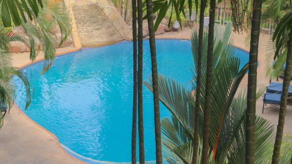 A la foto es mostra l'objecte Palm Court situat a la ciutat de Accra.