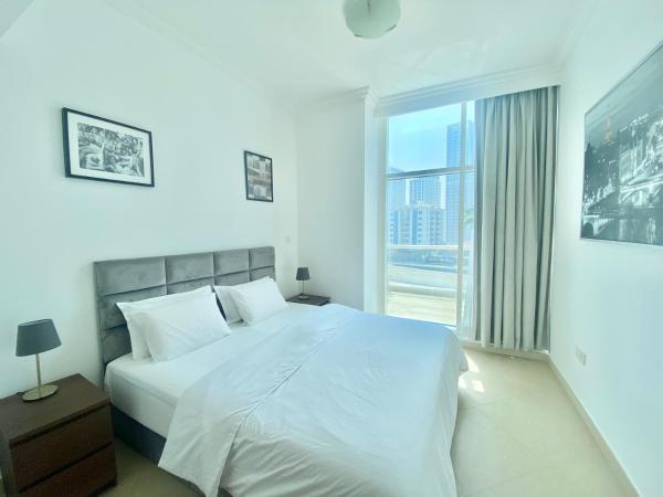 På billedet ses objektet JBR Walk Full Apartment Marina View beliggende i byen Dubai.