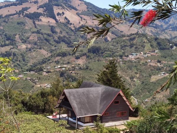 På bildet vises objektet Casa Roble Cabaña romántica en la montaña de Costa Rica som ligger i byen San Cristóbal Sur.