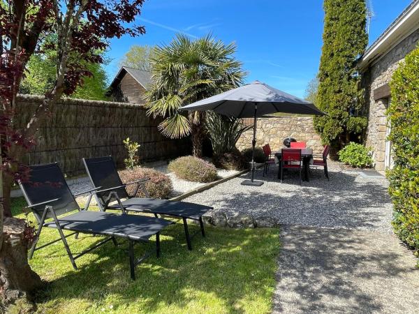 A la foto es mostra l'objecte Gîte Charmant avec Cheminée, Jardin Clos et Equipements Bébé à Proximité de la Côte - FR-1-306-842 situat a la ciutat de Saint-Molf.
