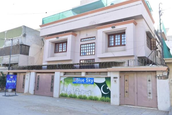 På bildet vises objektet BlueSky 2 Guest House som ligger i byen Karachi.