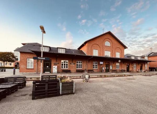 A la foto es mostra l'objecte Thisted Banegård situat a la ciutat de Thisted.