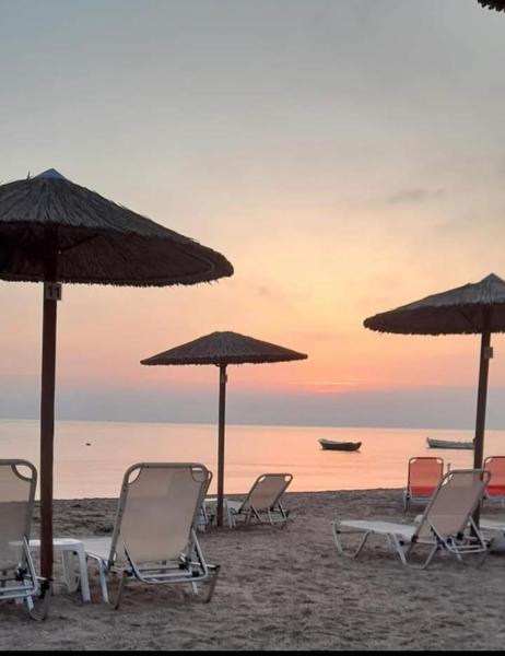 Na foto é possível ver o objeto Nikolas Beach House localizado na cidade de Mesongi.