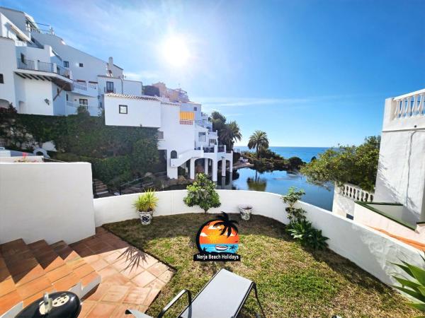 Na fotografii je vidět objekt 2 Bed Apartment with Sea View near Burriana Beach nacházející se ve městě Nerja.