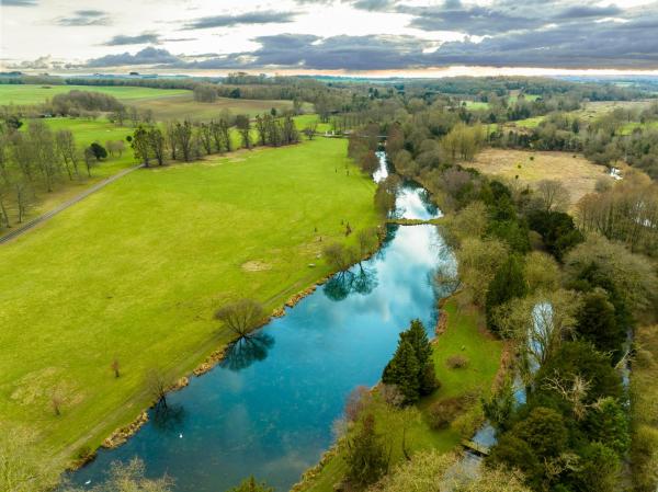 Nella foto è visibile l'oggetto Avington Lakes situato nella città di Ovington.