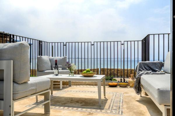 The photo shows the Siwar Boutique Suites located in the city of ‘Akko.
