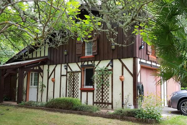 Na zdjęciu widoczny jest obiekt Maison d'hôtes à la campagne położony w mieście Lagrange.