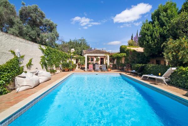 The photo shows the Casa Felix located in the city of Monte do Poço.