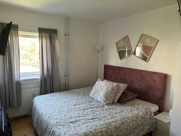 En la foto se muestra el objeto Cozy Bedroom ubicado en la ciudad de Gladsakse.
