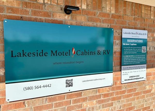 A la foto es mostra l'objecte Lakeside Motel, Cabins and RV situat a la ciutat de Kingston.