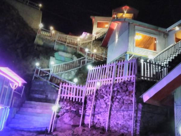 A la foto es mostra l'objecte THE WONDERLAND COTTAGES & Cafe situat a la ciutat de Nārkanda.
