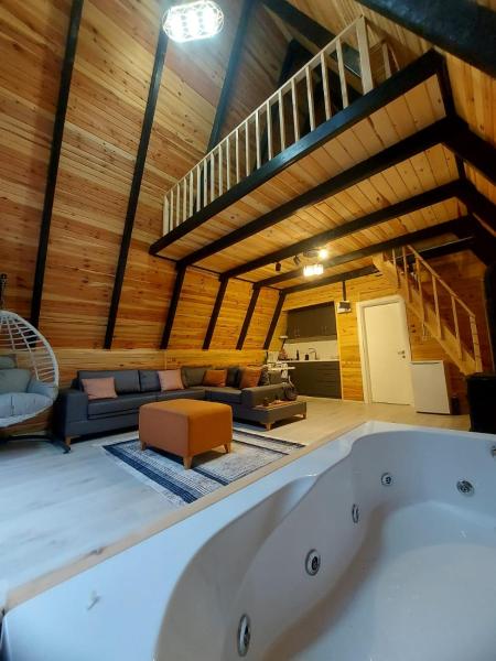 På billedet ses objektet ELAT Bungalow beliggende i byen Pazar.